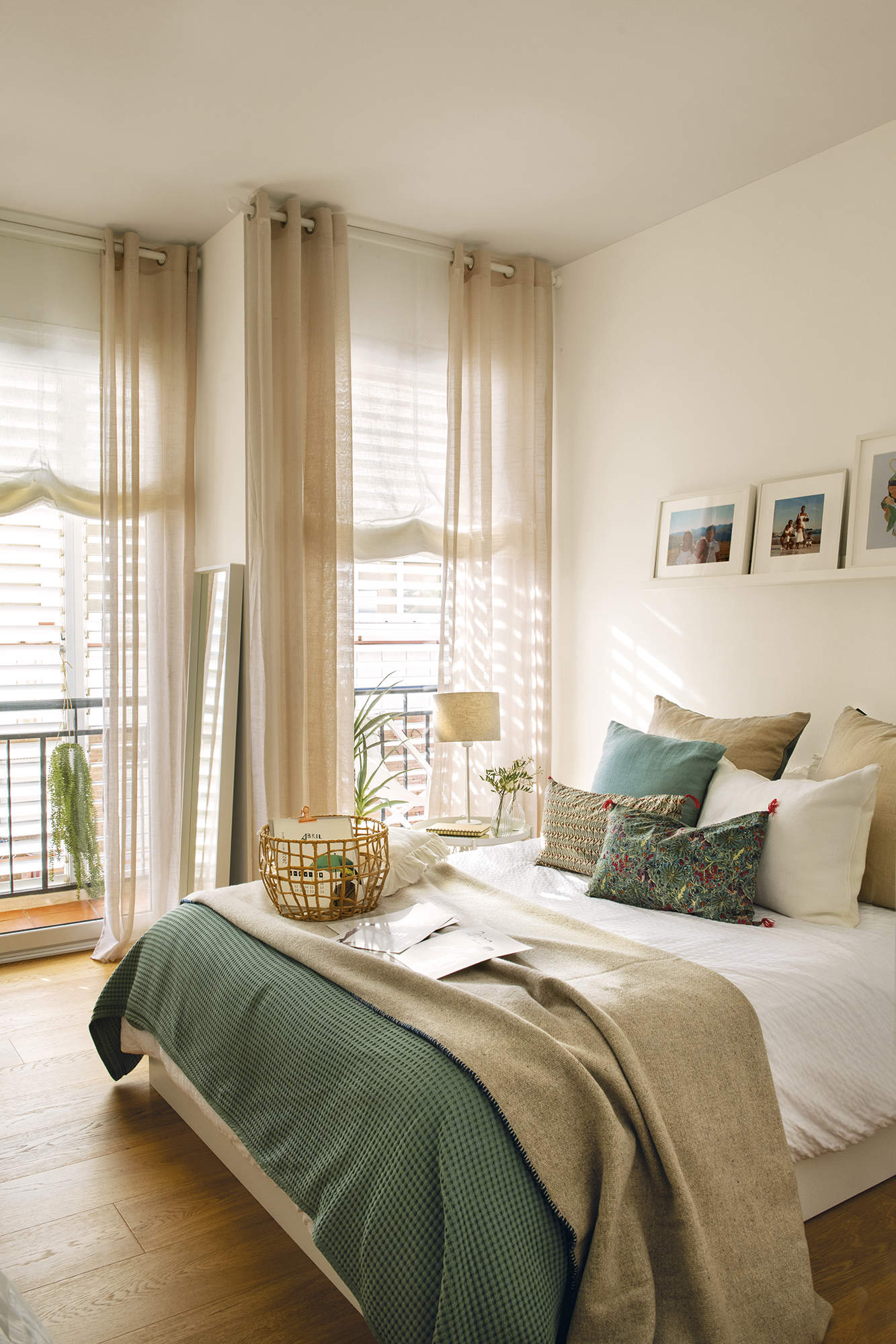 dormitorio principal, ropa de cama verde y blanco, cortinas, estante, suelo madera, suelo parquet